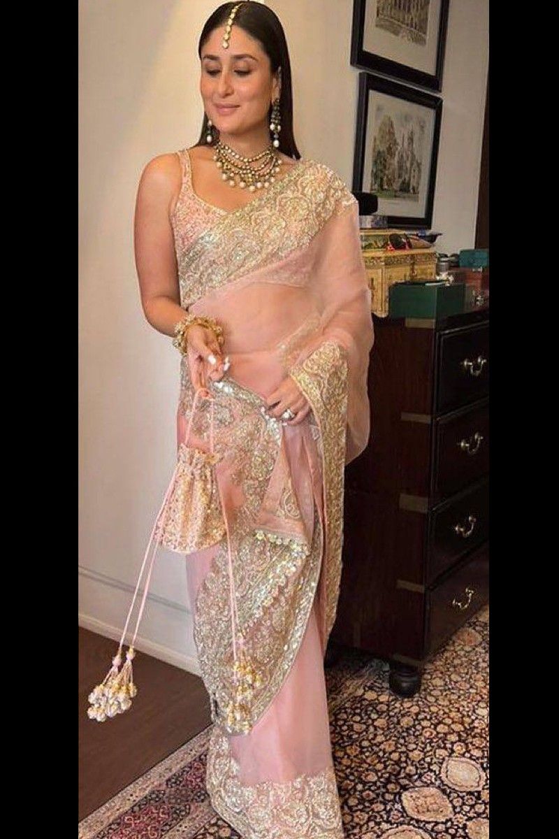 Bollywood Actress Kareena Kapoor Wear Soft Pink Saree