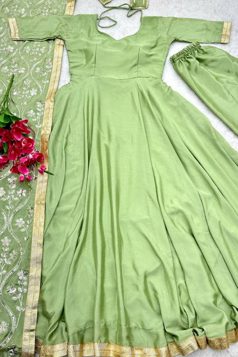 Satin silk green dress hi-res stock photography and images - Alamy