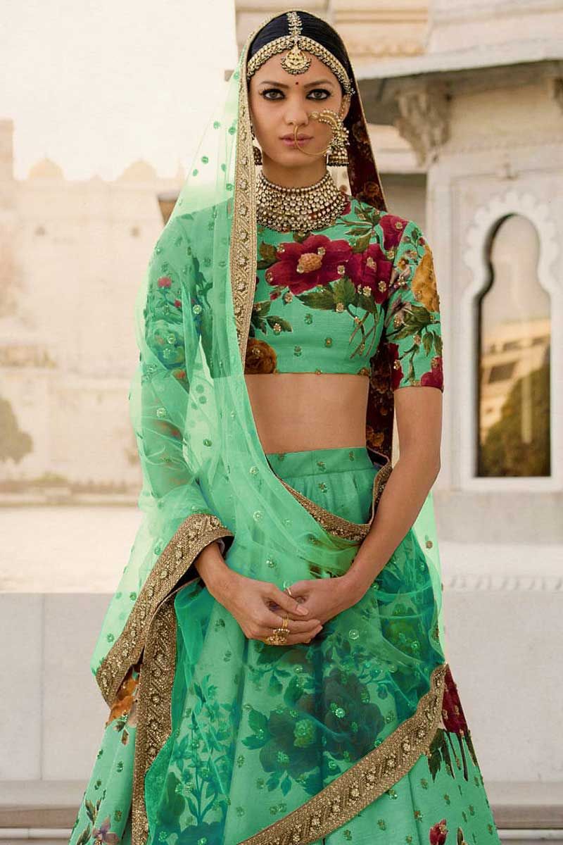 Anushka Sharma sparkles in a green Sabyasachi saree for Diwali, leaves  Virat Kohli in awe : Bollywood News - Bollywood Hungama