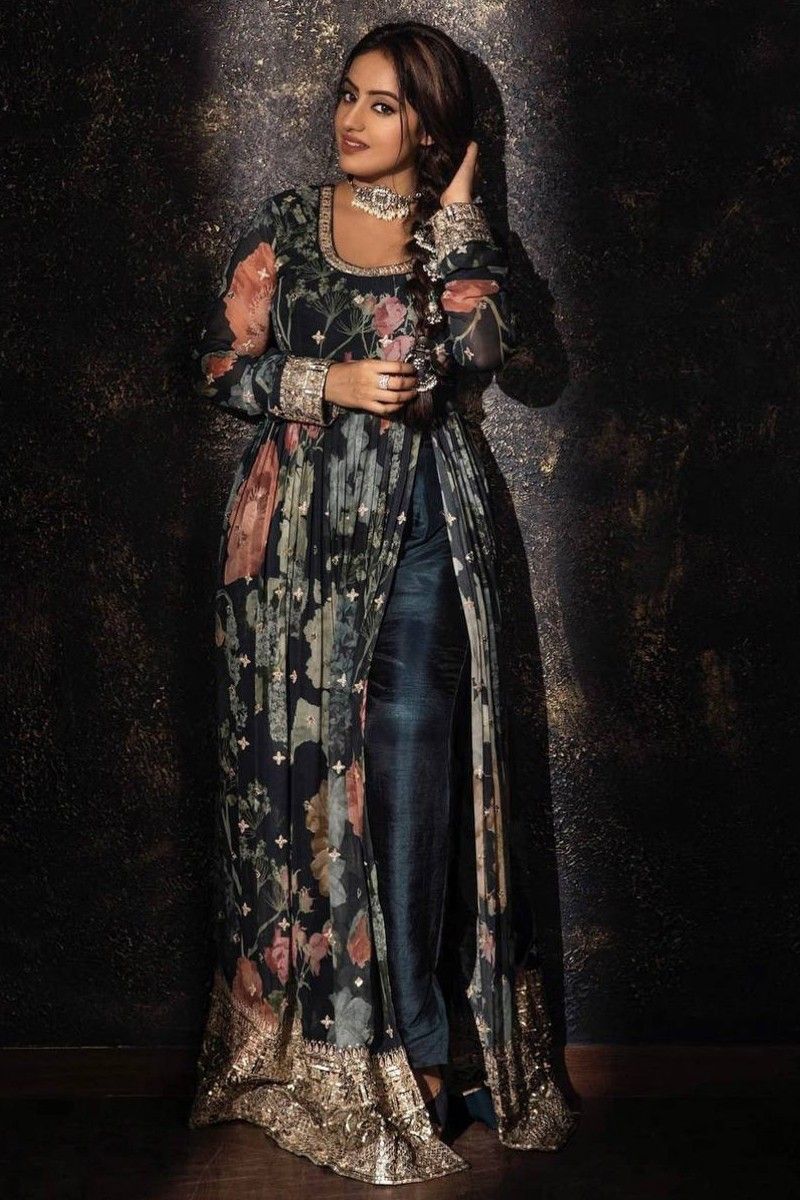 Khushi Kapoor Wears Late Mother Sridevi's Old Dress For Debut Premiere